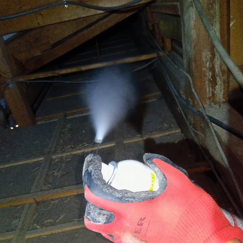 屋根裏に忌避スプレーを散布