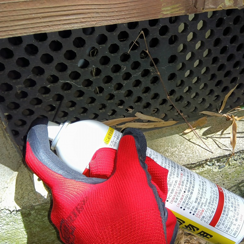 床下換気口のすき間から忌避スプレーを散布