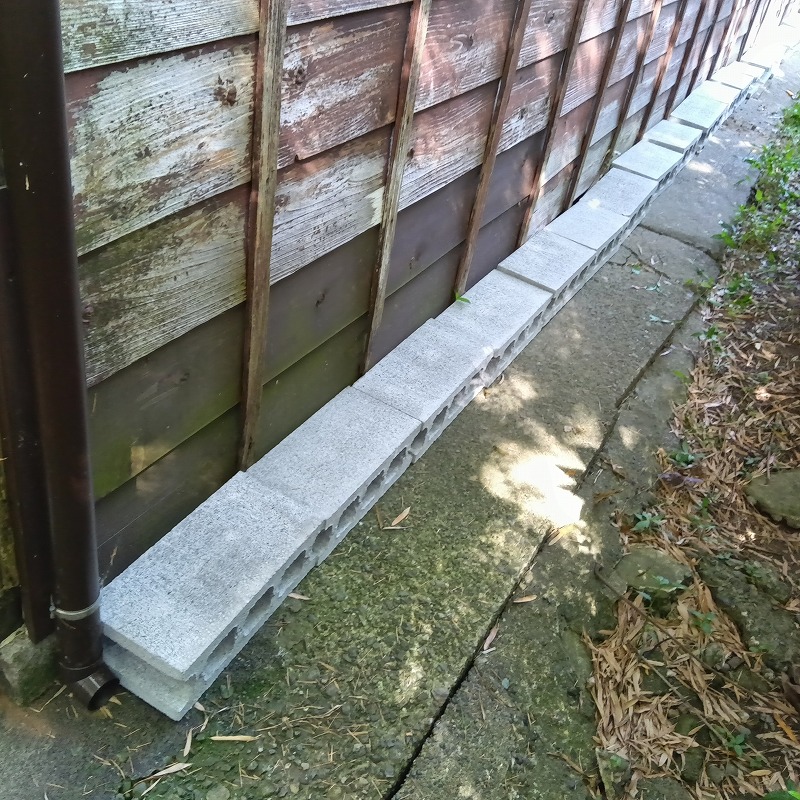 建物の基礎と地面のすき間をコンクリートブロックで封鎖