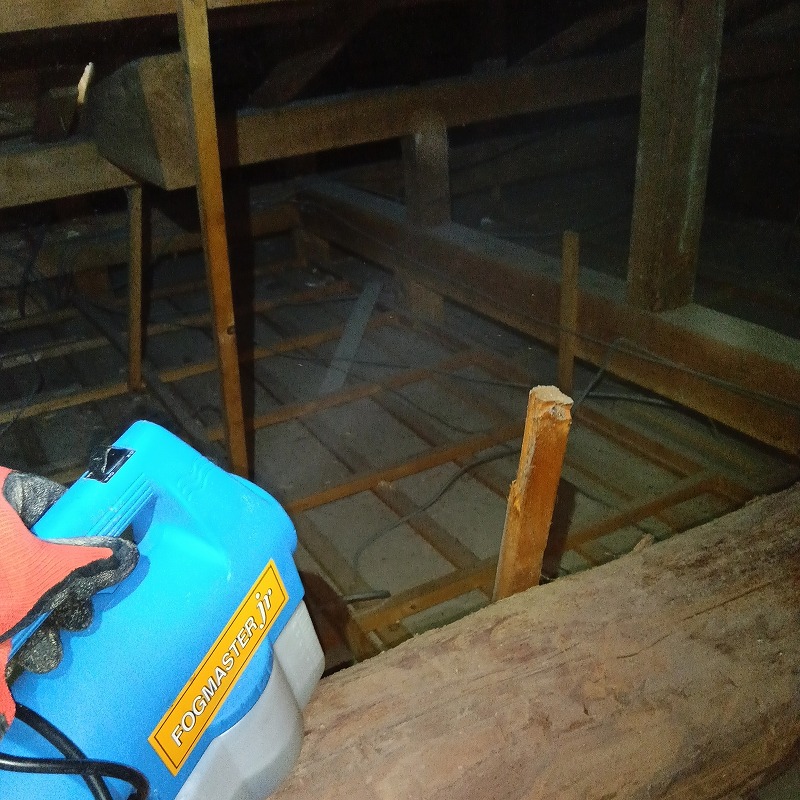 屋根裏に噴霧器で薬剤を散布