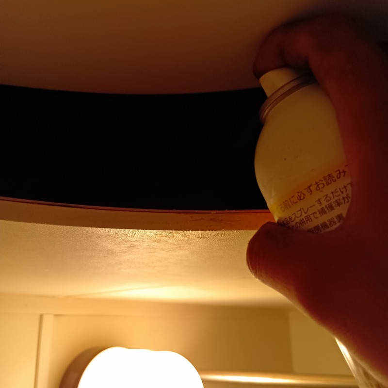 天井裏に忌避剤を散布する様子