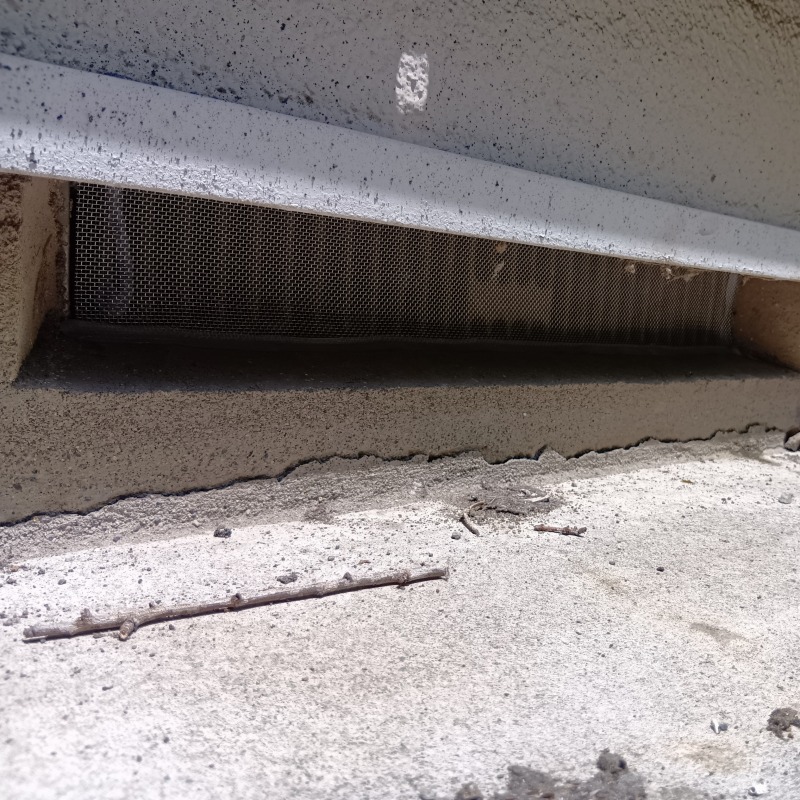 床下換気口を封鎖した様子