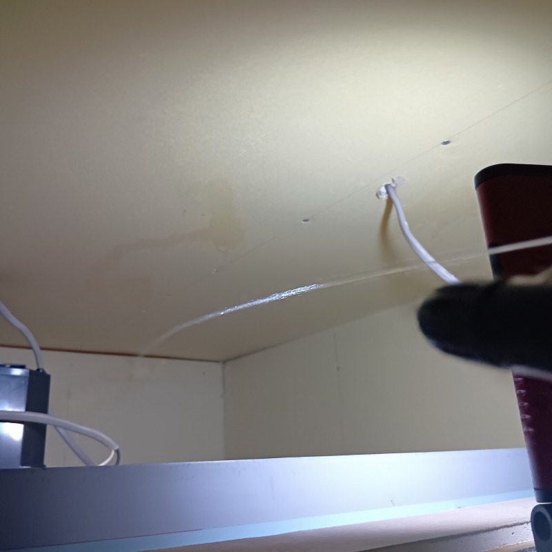 天井裏に除菌・消臭剤を散布する様子