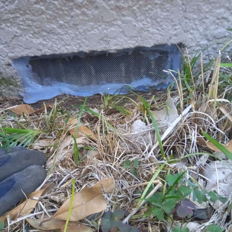 床下換気口に金網を設置