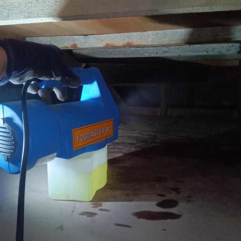 屋根裏に除菌・消臭剤を散布