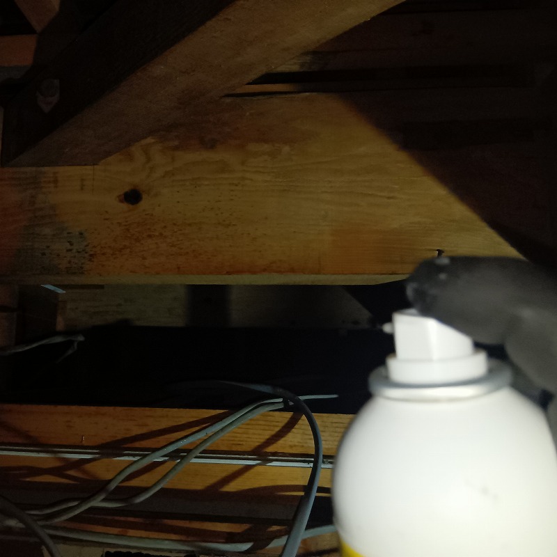 床下換気口をネットとパテで封鎖