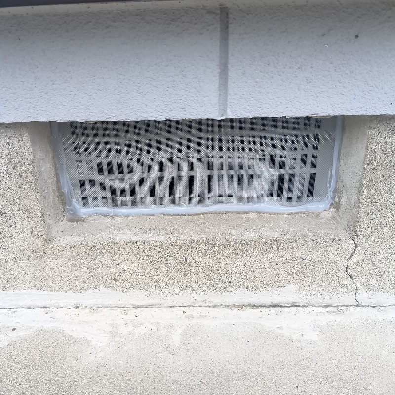 屋根裏に噴霧器で薬剤を散布