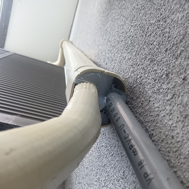 配管カバー内のすき間をパテで埋めた様子