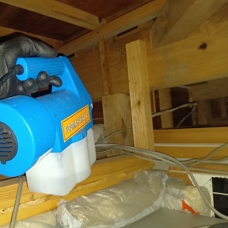 屋根裏に噴霧器で薬剤を散布