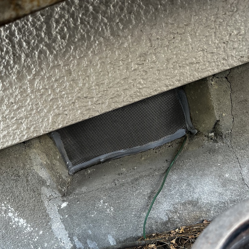 床下換気口をネットとパテで封鎖