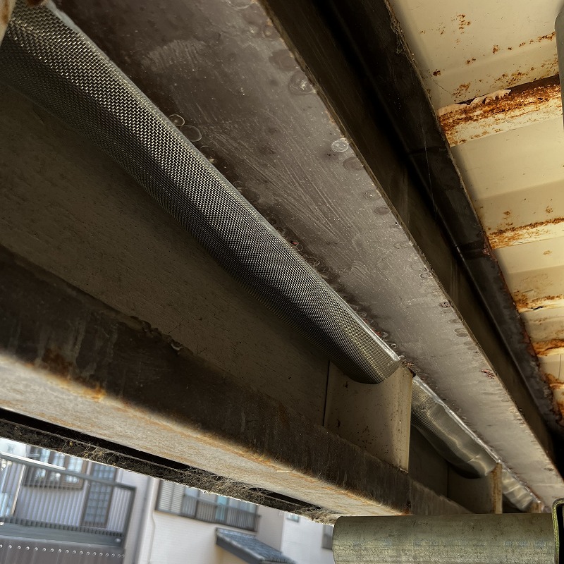 軒下のすき間を金網で封鎖