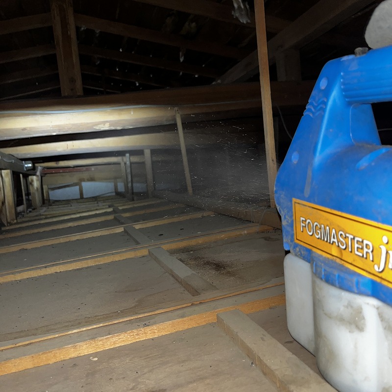 屋根裏に噴霧器で薬剤を散布