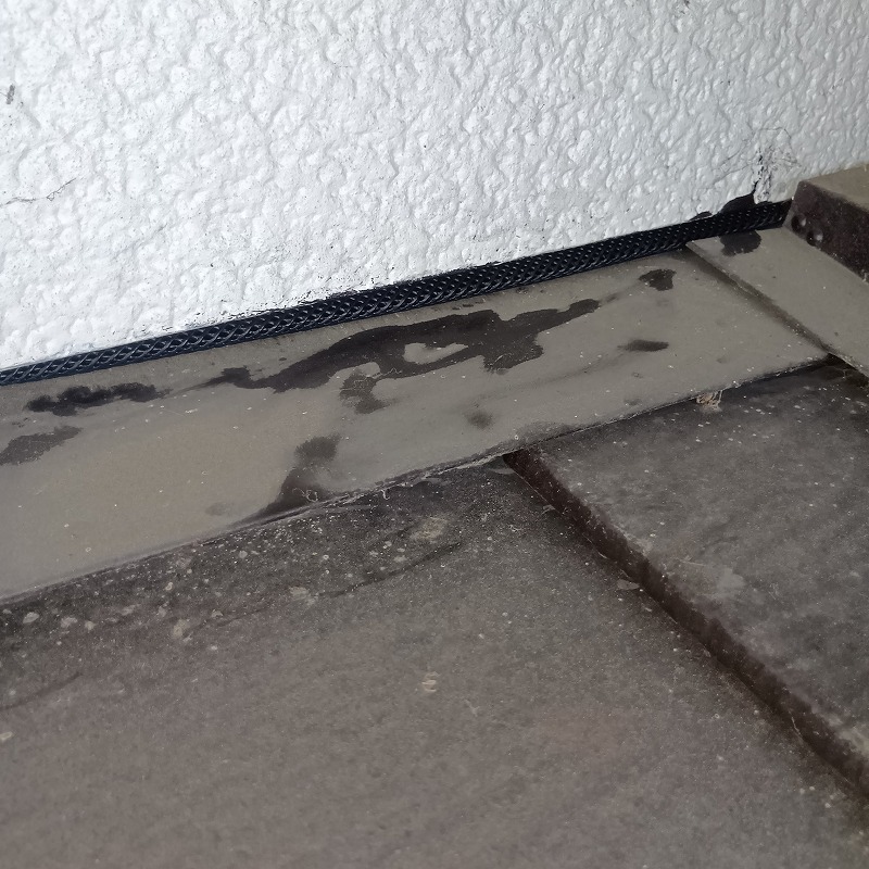 屋根と外壁の間のすき間をネットで封鎖