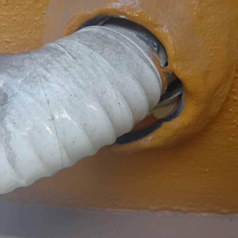 配管が通る穴のすき間