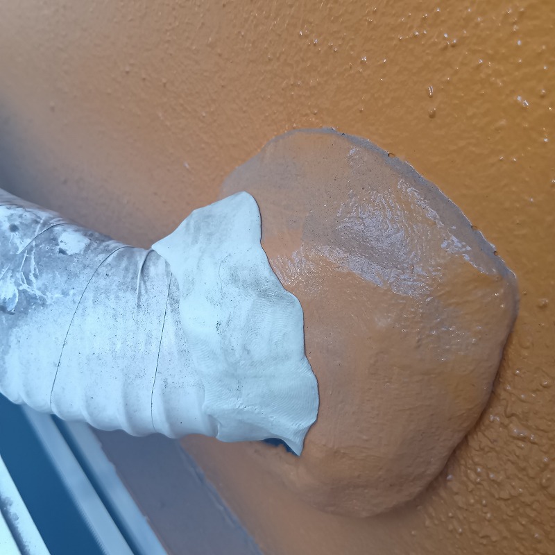 配管が通る穴のすき間をパテで封鎖した様子