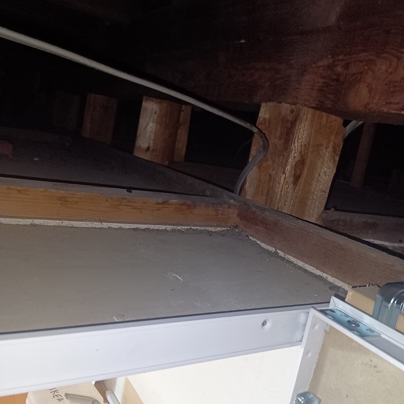 屋根裏のネズミのフンを清掃した様子