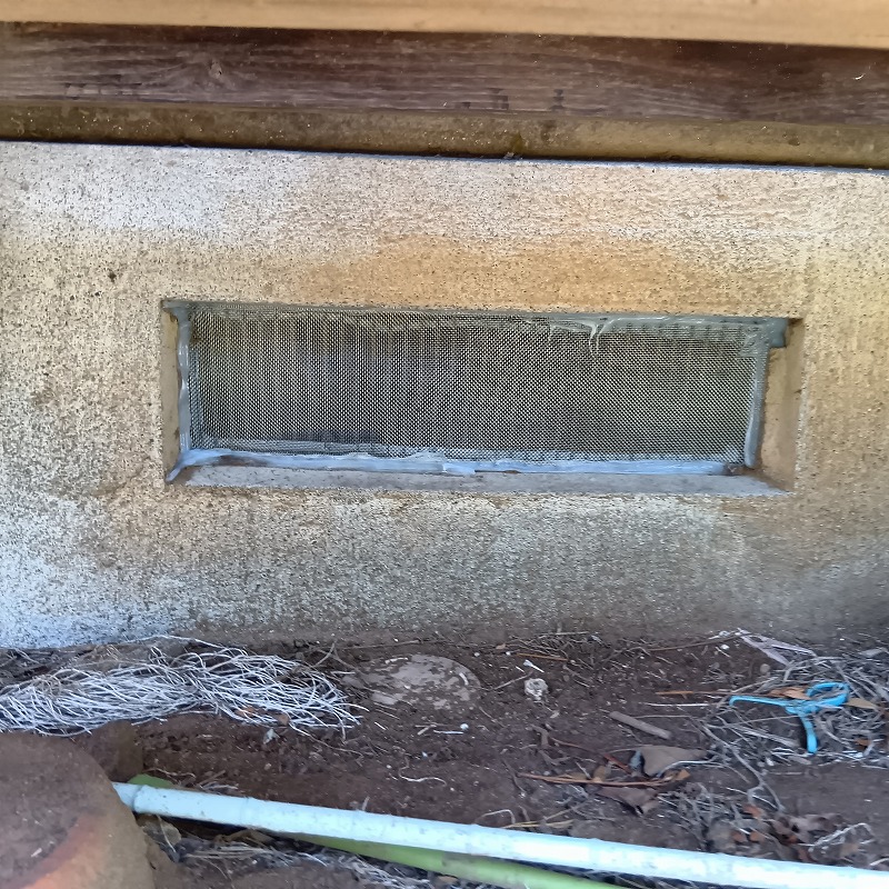 床下換気口をネットとパテで封鎖した様子