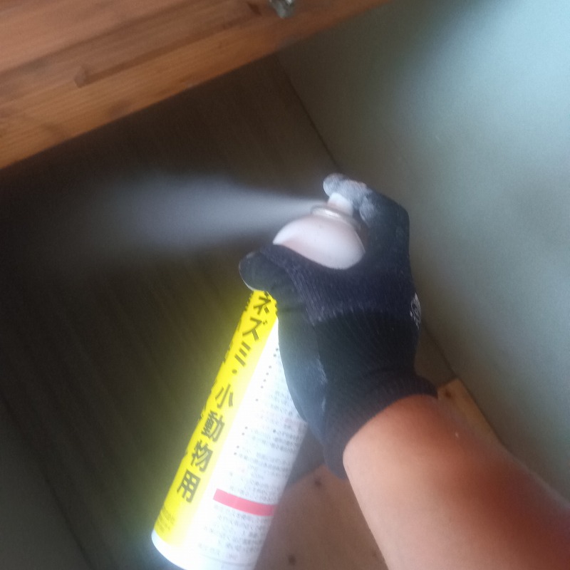 忌避スプレーを散布する様子