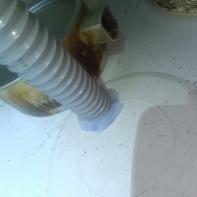 配管が通る穴のすき間をパテで埋めた様子