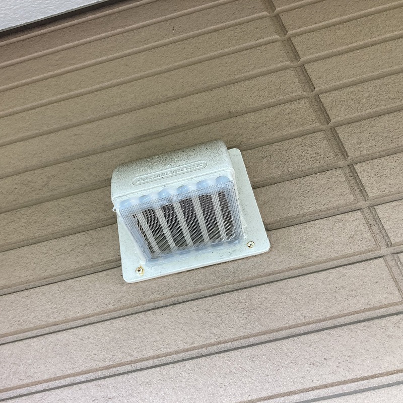 外壁の換気口の開口部をネットで封鎖