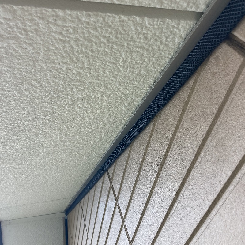 外壁と天井のつなぎ目のすき間をネットで封鎖