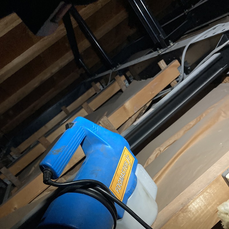 噴霧器で屋根裏に薬剤を散布