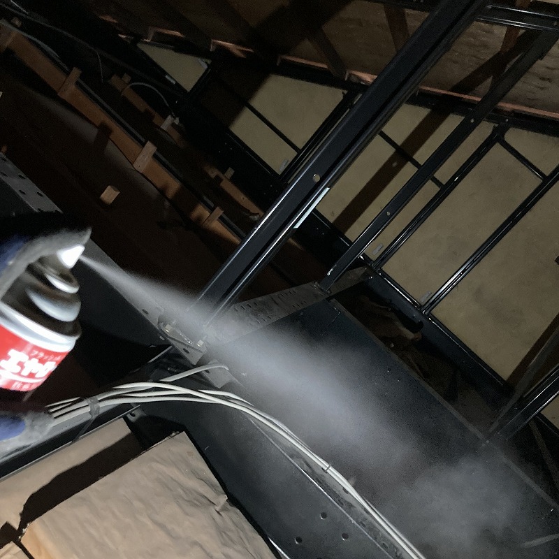 屋根裏に殺虫スプレーを散布