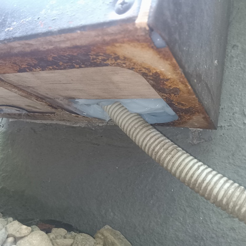 ホースが通る穴のすき間をパテで封鎖