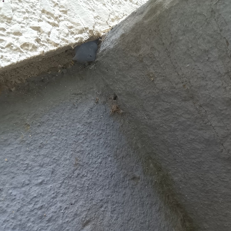 外壁の継ぎ目にできたすき間をパテで封鎖