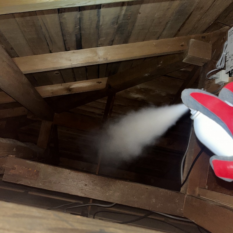 屋根裏全体に忌避スプレーを散布