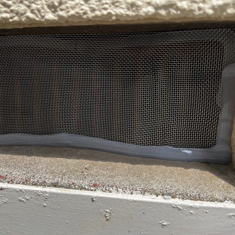 床下換気口をネットで封鎖した様子