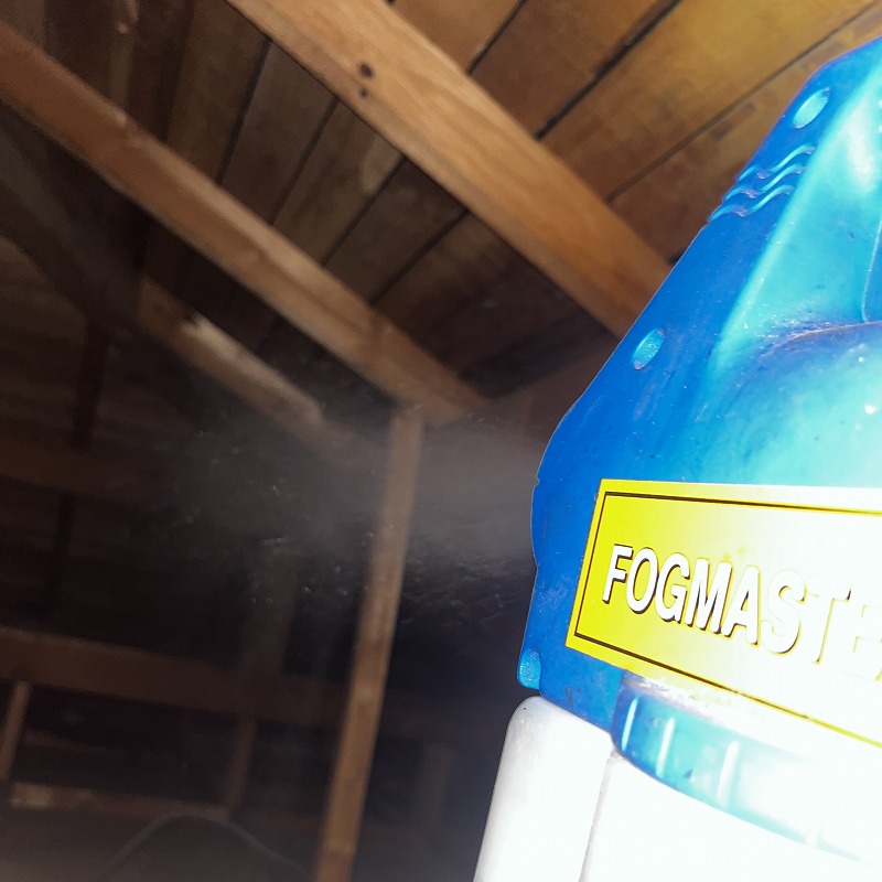 噴霧器で屋根裏全体に薬剤を散布