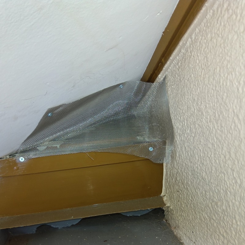 屋根裏の梁と壁のすき間をネットで封鎖