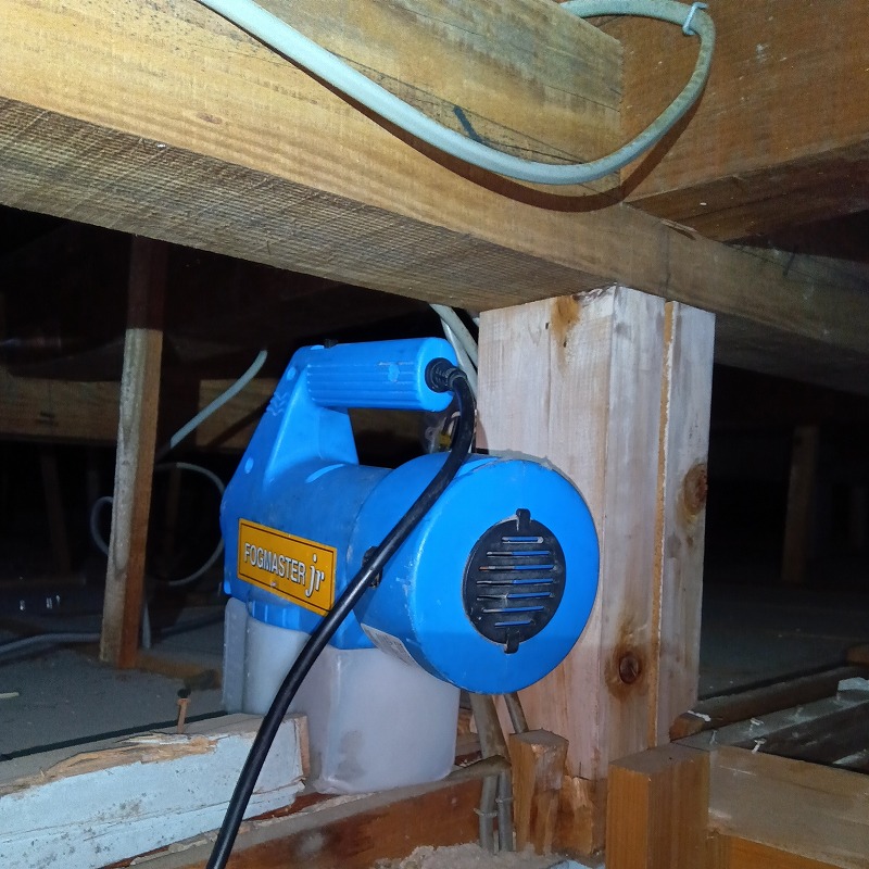 噴霧器で屋根裏に薬剤を散布