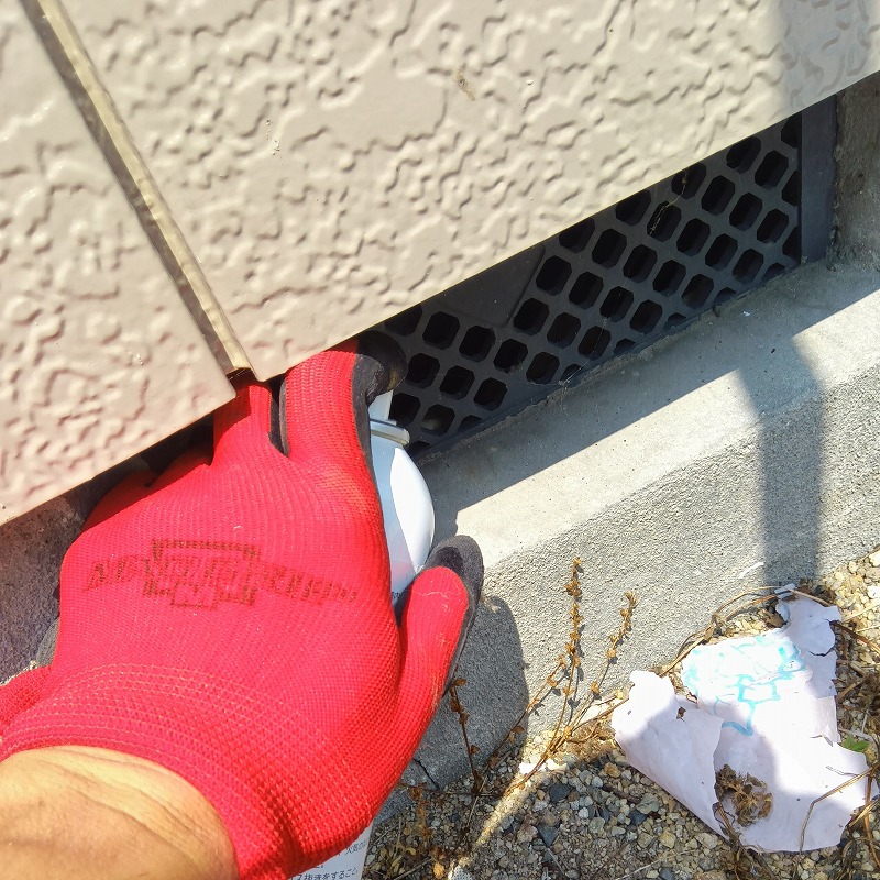 床下換気口のすき間から忌避スプレーを散布