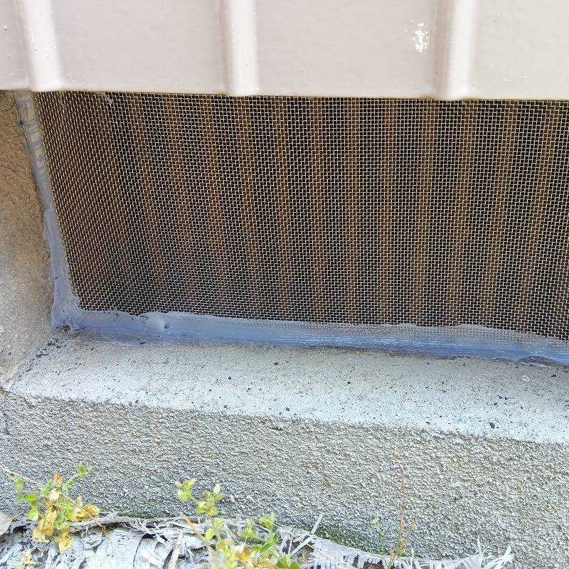 床下換気口全体をネットとパテで封鎖