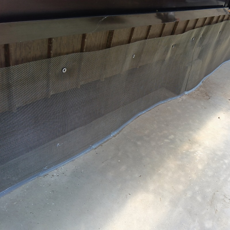 床下の大きな開口部をネットとパテで封鎖