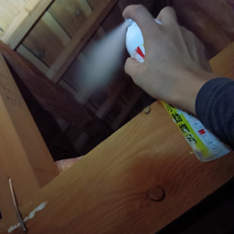 イタチの隠れ場所に忌避剤を散布する様子