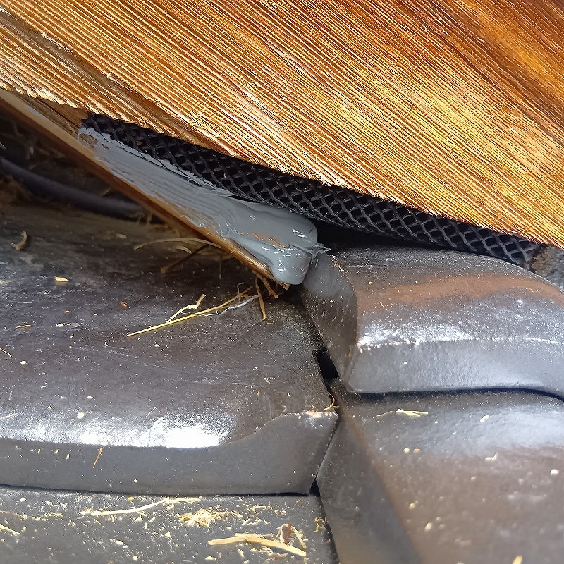 イタチが住み着いていたすき間をパテと防獣ネットで封鎖