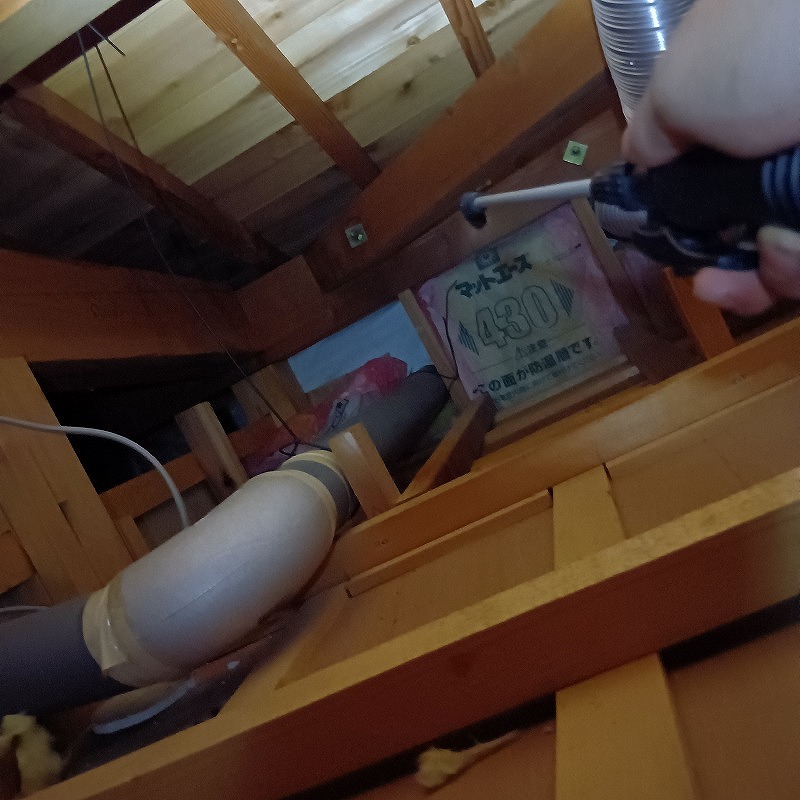 イタチが住み着いていた場所に薬剤を噴霧