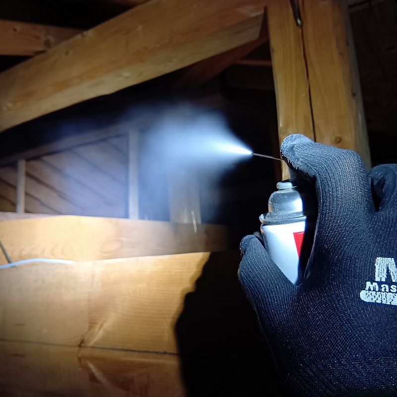 屋根裏に忌避スプレーを散布