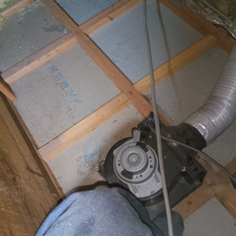 掃除機でフンを回収