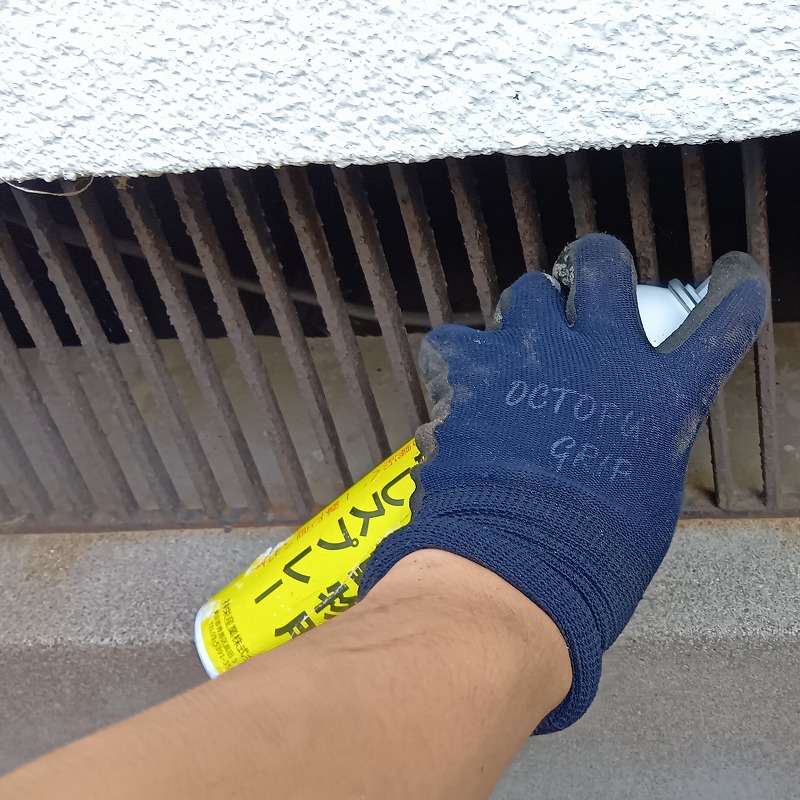 床下換気口のすき間から忌避スプレーを散布