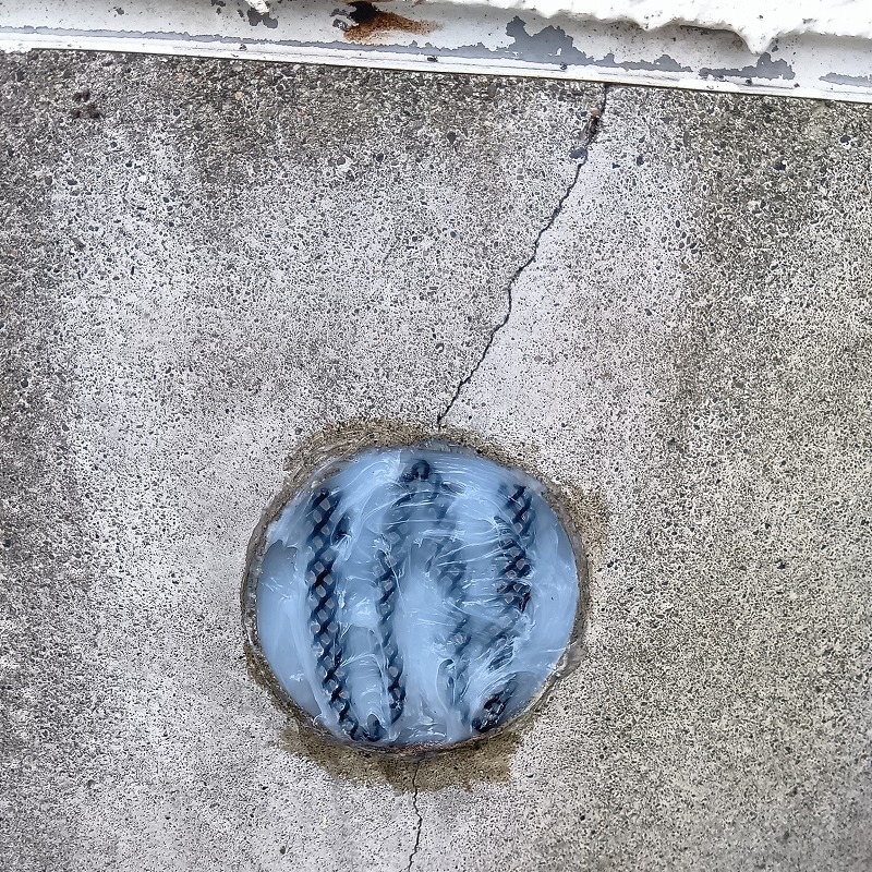 外壁の穴をパテで封鎖した様子