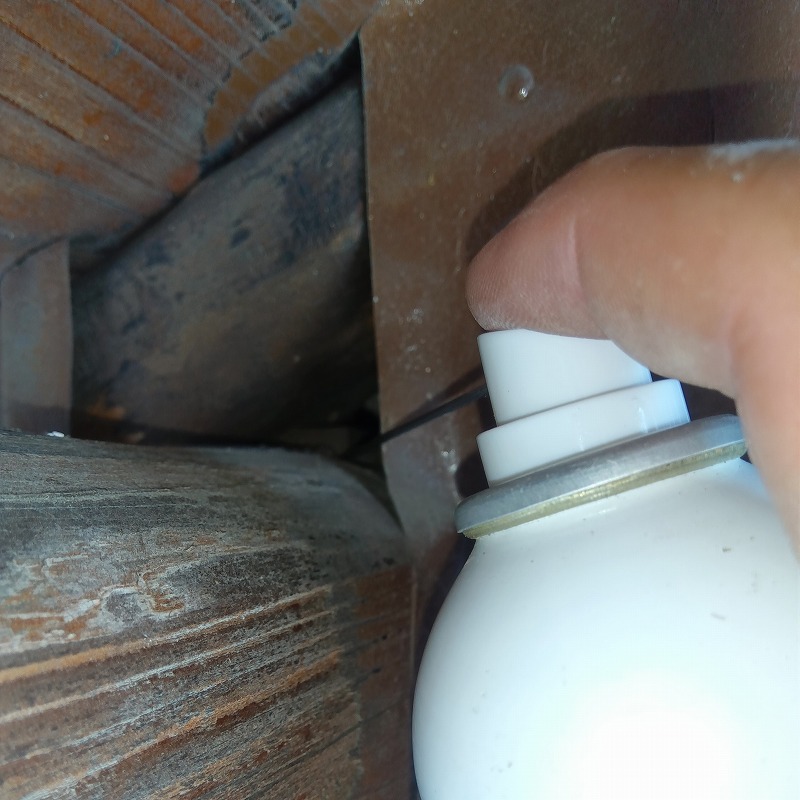 梁と屋根のすき間から忌避剤を散布
