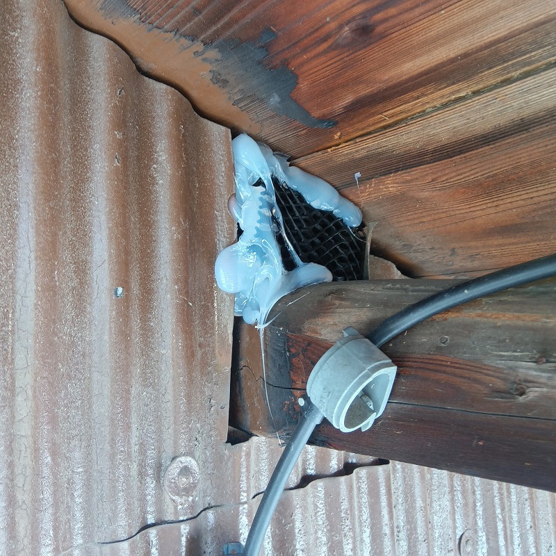 梁と屋根のすき間をネットとパテで封鎖