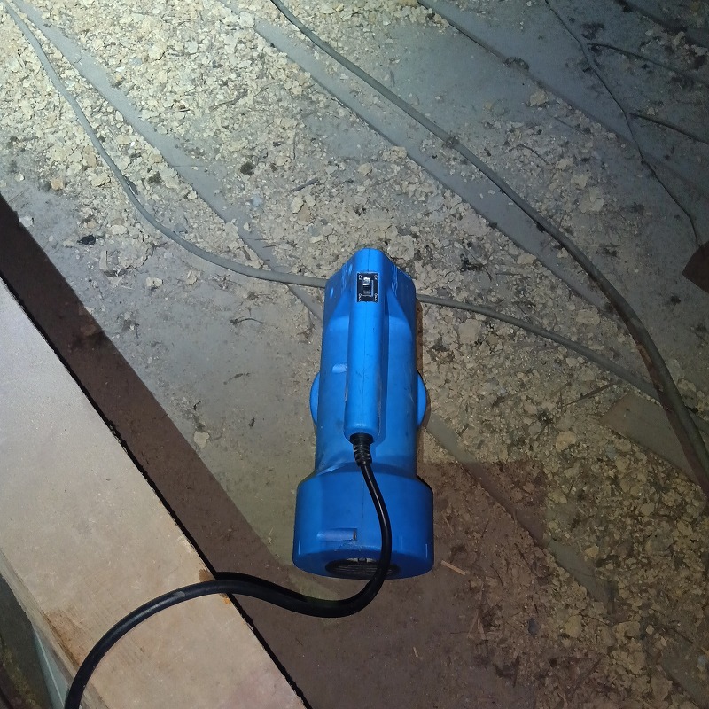 噴霧器で屋根裏に薬剤を散布する様子