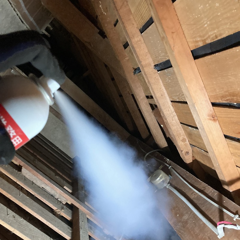 屋根裏に忌避剤を散布