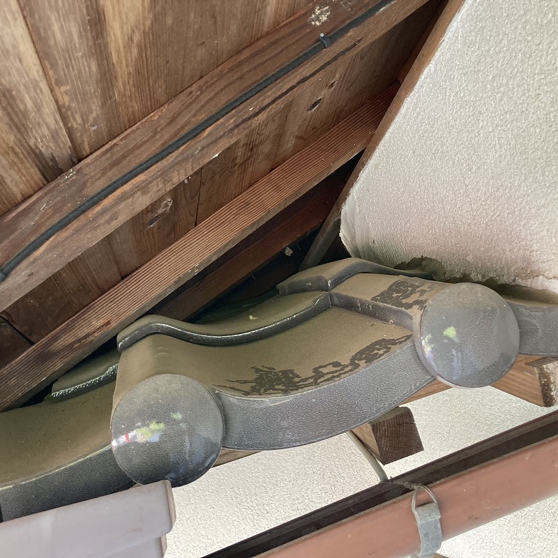 侵入口になっていた屋根瓦と野地板・垂木のすき間