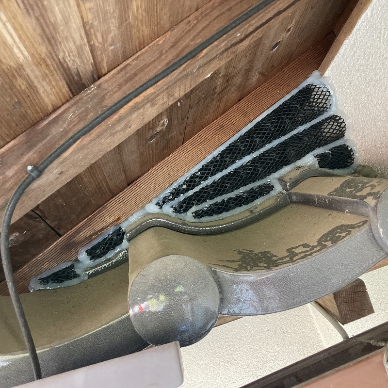 屋根の侵入口を金網とパテで封鎖